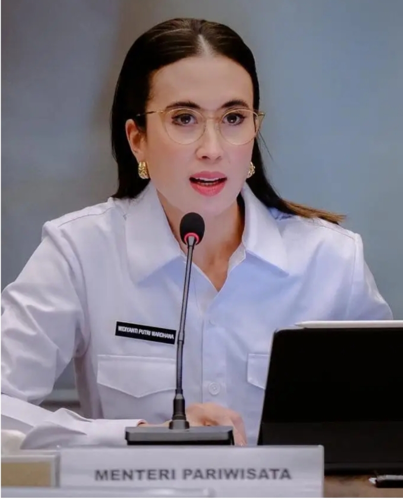 Kontroversi Menteri Pariwisata : Di Labuan Bajo Minta Air Galon untuk Mandi