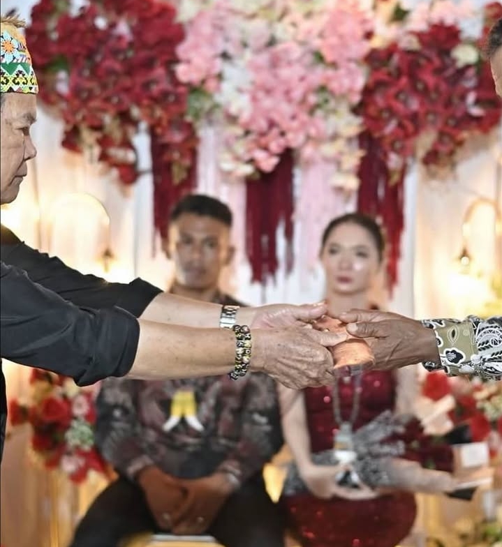 Momen Haru Pernikahan Lintas Budaya: Wanita Dayak Dipinang Pria NTT