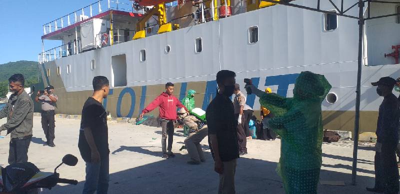 Suhu badan tak Normal, 4 Penumpang Kapal di Reok akan diperiksa di RSUD Ruteng