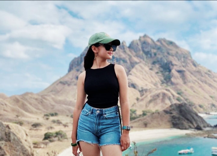 Mlipir Pandemi Covid-19, Sandrina Michelle Berlibur ke Pulau Padar