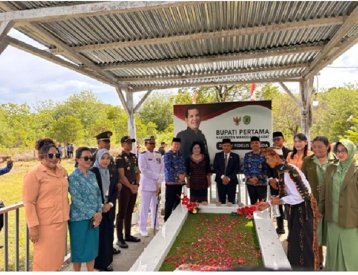 Mengenang Fidelis Pranda, Bupati Pertama Manggarai Barat dalam Upacara Tabur Bunga Hari Pahlawan